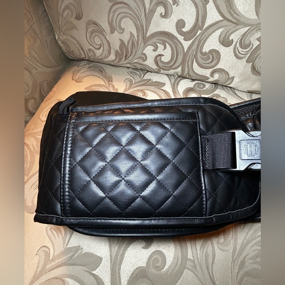 Quilted Black Faux Leather & Gold Accents Tush Baby, Baby/Child Carrier/Seat - Picture 5 of 16